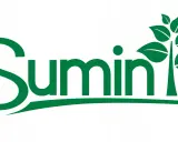 Zielony napis "Sumin" z listkami symbolizującymi wzrost, idealny do opisu produktów do ochrony roślin.